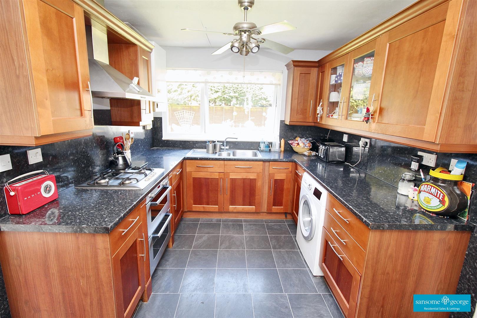 3 bed property in Sandhills Way, Calcot